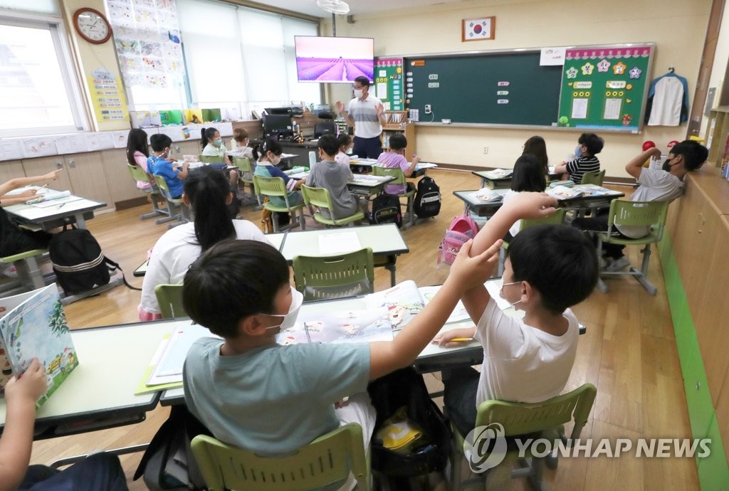 استطلاع: 76.8% من الكوريين الجنوبيين يعارضون خطة الحكومة لتخفيض سن الالتحاق بالمدرسة الابتدائية