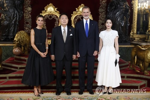 This photo shows President Yoon Suk-yeol (2nd from L), first lady Kim Keon-hee (R), King Felipe VI of Spain (2nd from R) and Queen Letizia (L) posing for a photo at a gala dinner held at the Royal Palace of Madrid on June 28, 2022. (EPA-Yonhap)