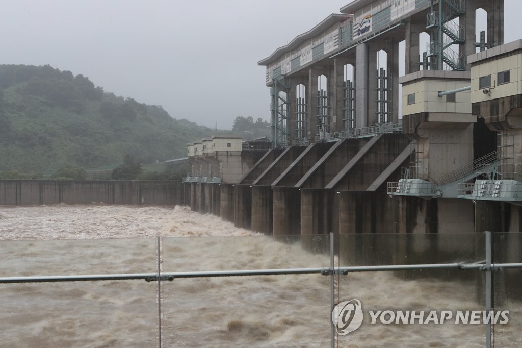 La foto, tomada el 29 de junio de 2022, muestra agua saliendo de las compuertas de la presa Gunnam, en Yeoncheon, a 62 kilómetros al norte de Seúl.