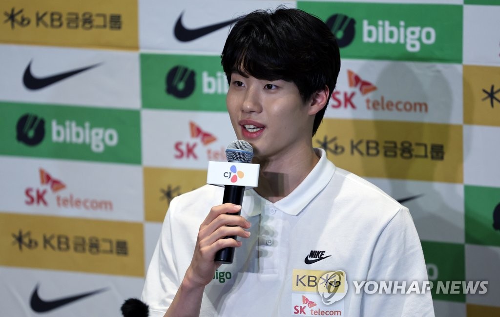 South Korean swimmer Hwang Sun-woo speaks at a press conference in Seoul on June 29, 2022, commemorating his silver medal in the men's 200m freestyle at the FINA World Championships in Budapest. (Yonhap)
