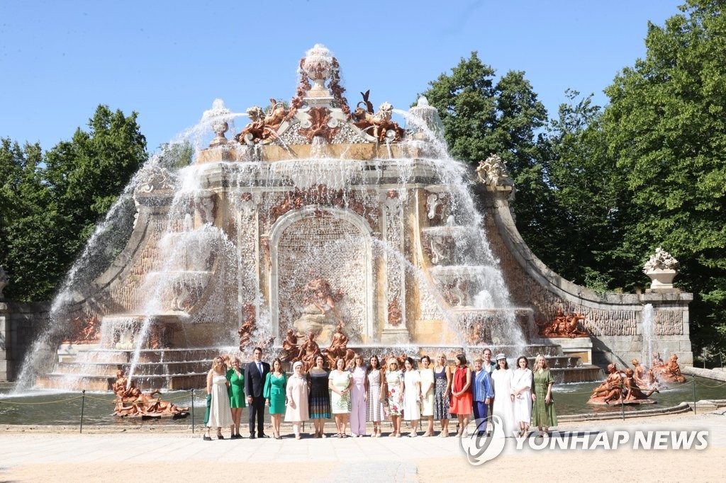 En la imagen, tomada el 29 de junio de 2022 y proporcionada por la Casa Real española, se muestra a las esposas de los líderes mundiales, incluida la primera dama, Kim Keon-hee (novena por la dcha.), en una visita al Palacio Real de La Granja de San Ildefonso, cerca de Madrid. (Prohibida su reventa y archivo)