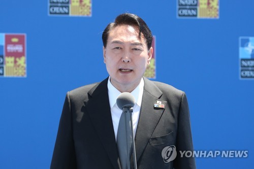ＮＡＴＯ首脳会議の会場で記者団の質問に答える尹大統領＝２９日、マドリード（聯合ニュース）