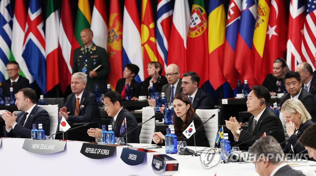 President Yoon Suk-yeol (2nd from R) is seen at the NATO summit in Madrid on June 29, 2022. (Yonhap)