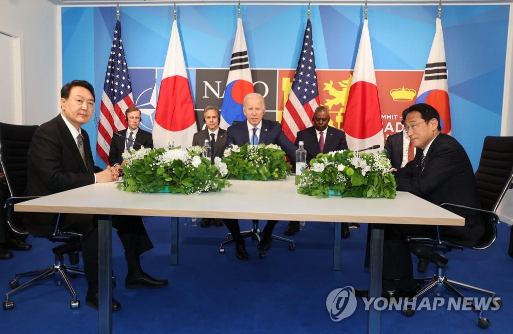 Le président sud-coréen Yoon Suk-yeol (à g.), le président américain Joe Biden (au c.) et le Premier ministre japonais Fumio Kishida participent à un sommet trilatéral au IFEMA Convetion Center à Madrid le mercredi 29 juin 2022 (heure locale).