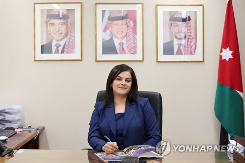 السفيرة الأردنية لدى كوريا "أسل التل" تضبط وضعها للتصوير قبل إجراء مقابلة