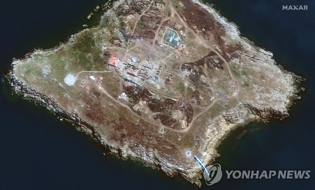 러시아군 철수한 흑해 뱀섬에서 치솟는 연기