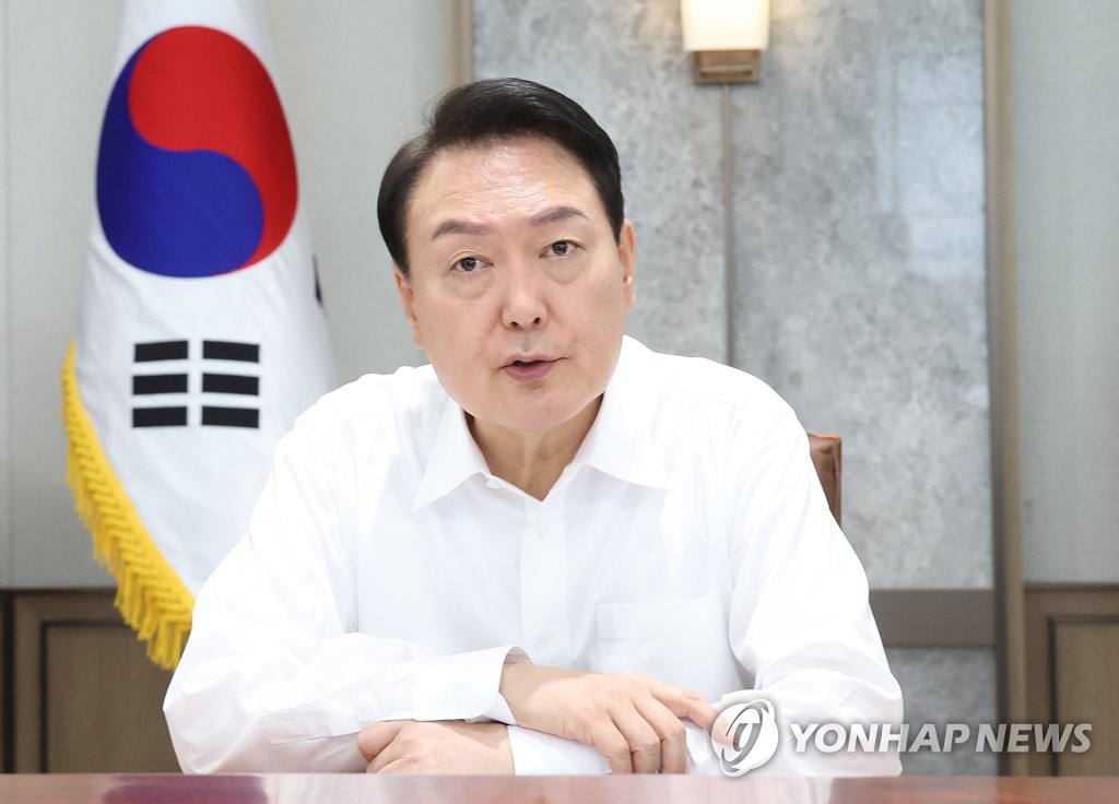 Le président Yoon Suk-yeol dirige une réunion des conseillers présidentiels le lundi 4 juillet 2022 au bureau présidentiel à Yongsan. 