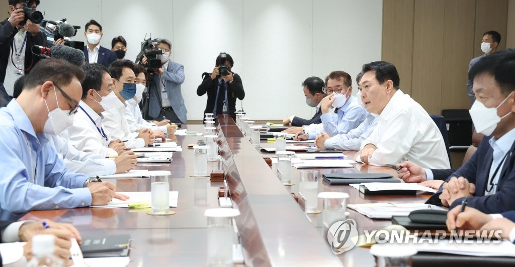 El presidente surcoreano, Yoon Suk-yeol (segundo por la dcha.), preside una reunión con los jefes secretarios presidenciales, el 4 de julio de 2022, en la Oficina Presidencial de Yongsan, en Seúl.