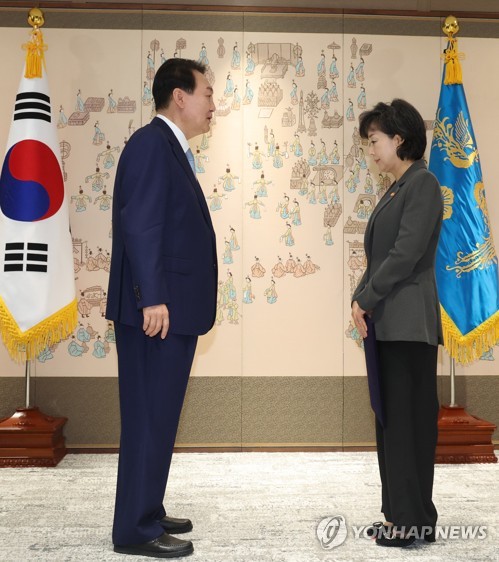 Yoon talks with new education minister