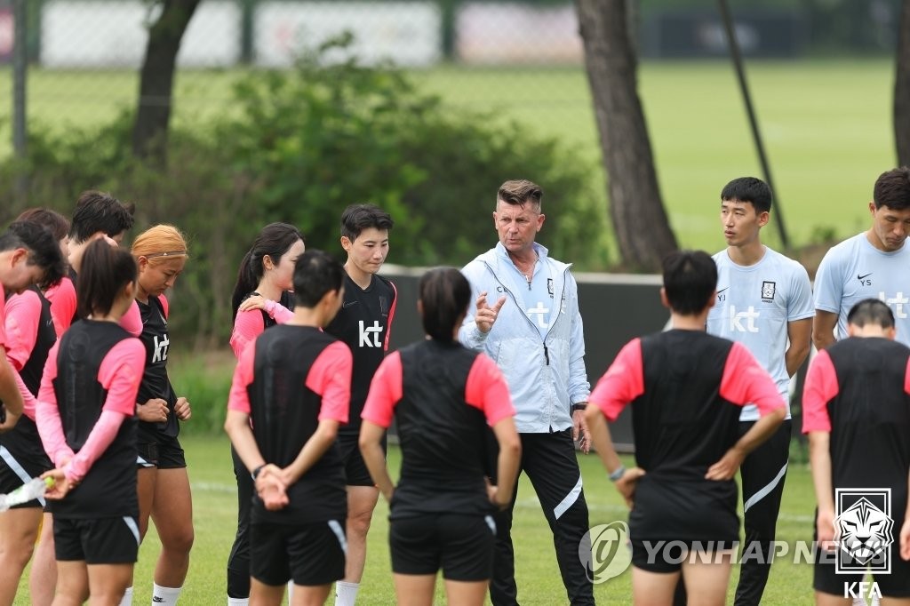 Colin Bell (C), head coach of the South Korean women's national football team, addresses his players during a training session at the National Football Center in Paju, Gyeonggi Province, on July 6, 2022, in this photo provided by the Korea Football Association. (PHOTO NOT FOR SALE) (Yonhap)