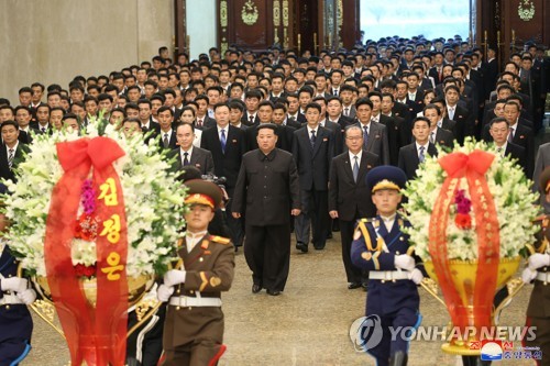 김정은, 김일성 29주기 금수산 참배…'전승절 70주년' 메달 수여(종합)