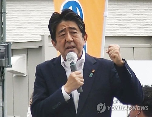 총격 피습 아베…최장수 총리 재임한 일본 우익 상징적 정치인(종합)