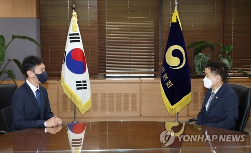 김주현 금융위원장(오른쪽)과 이복현 금융감독원장