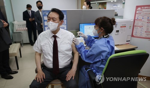 Yoon reçoit sa quatrième injection de vaccin contre le Covid-19