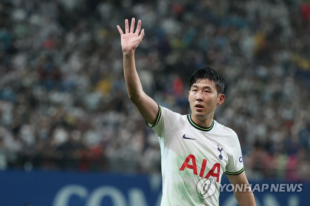 Le footballeur Son Heung-min salue des fans au Seoul World Cup Stadium à Mapo, dans l'ouest de Séoul, après un match amical entre l'équipe de K League et Tottenham Hotspur dans le cadre de la série Coupang Play, le mercredi 13 juillet 2022. 