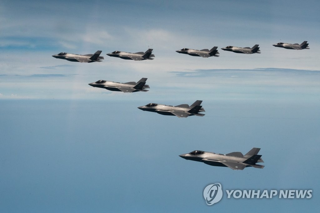 La foto de archivo, proporcionada, el 14 de julio de 2022, por la Fuerza Aérea surcoreana, muestra unos cazas furtivos F-35A de las fuerzas aéreas de Corea del Sur y Estados Unidos realizando un vuelo en formación, durante un ejercicio combinado aéreo entre ambos países, de cuatro días de duración, que comenzó el 11 de julio, en Corea del Sur. (Prohibida su reventa y archivo) 