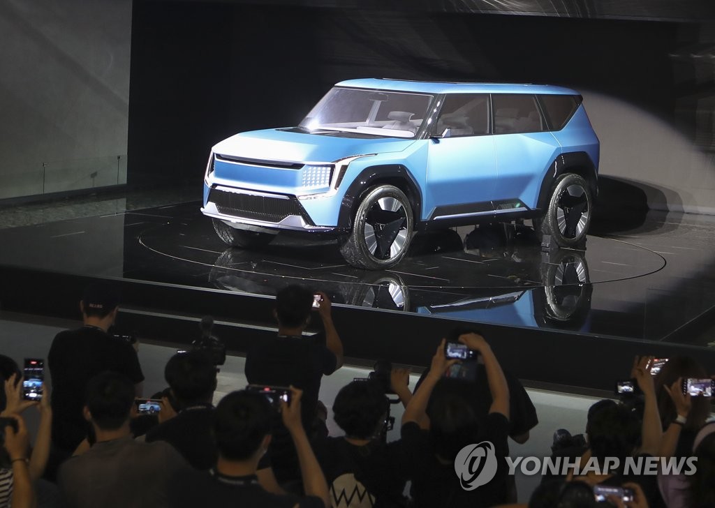 起亜の大型電動ＳＵＶ「ＥＶ９」のコンセプトカー＝１４日、釜山（聯合ニュース）