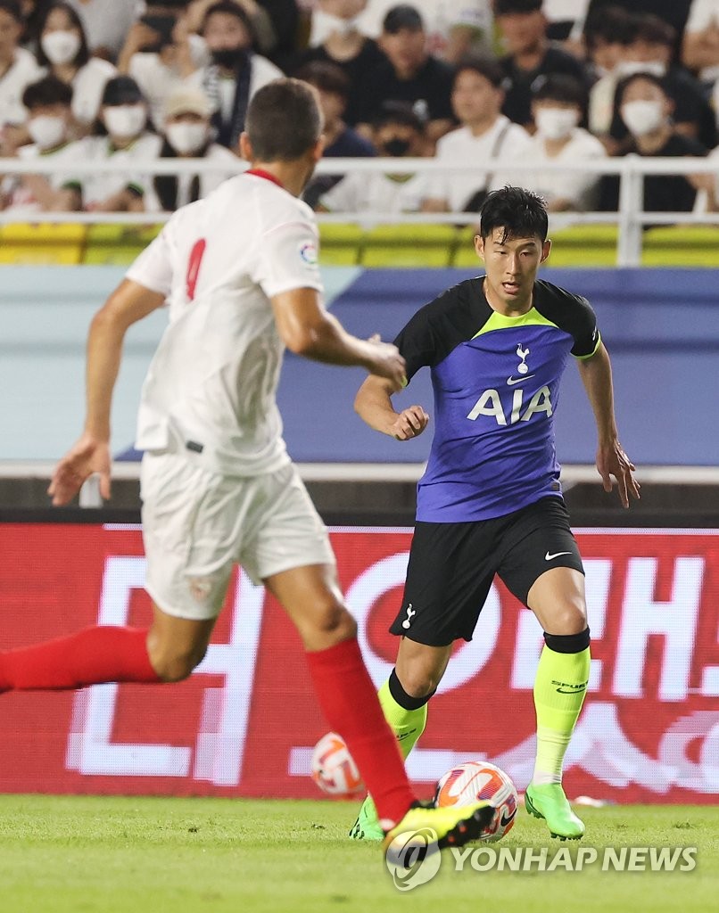 Son Heung-min (R) of Tottenham Hotspur dribbles the ball against Sevilla FC during the clubs' preseason match at Suwon World Cup Stadium in Suwon, Gyeonggi Province, on July 16, 2022. (Yonhap)
