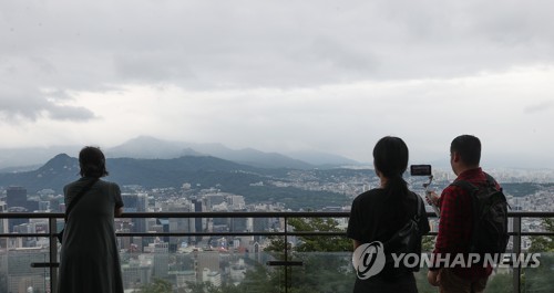 [날씨] 전국 구름 많아…강원 영동·경북 동해안 비 소식