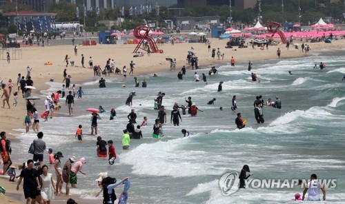 막바지 장맛비에도…전국 해수욕장·관광지 '활기'