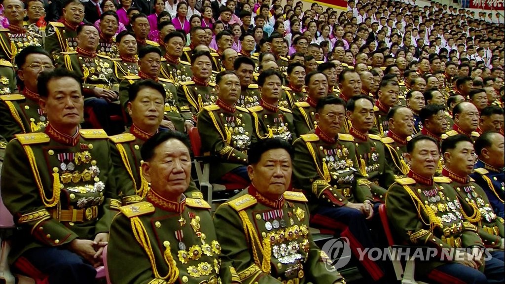 북한 전국노병대회에 참석한 황병서와 김정관
