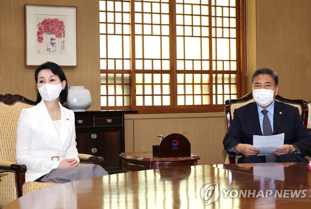 박진 장관, 이신화 북한인권국제협력대사에게 임명장 전수