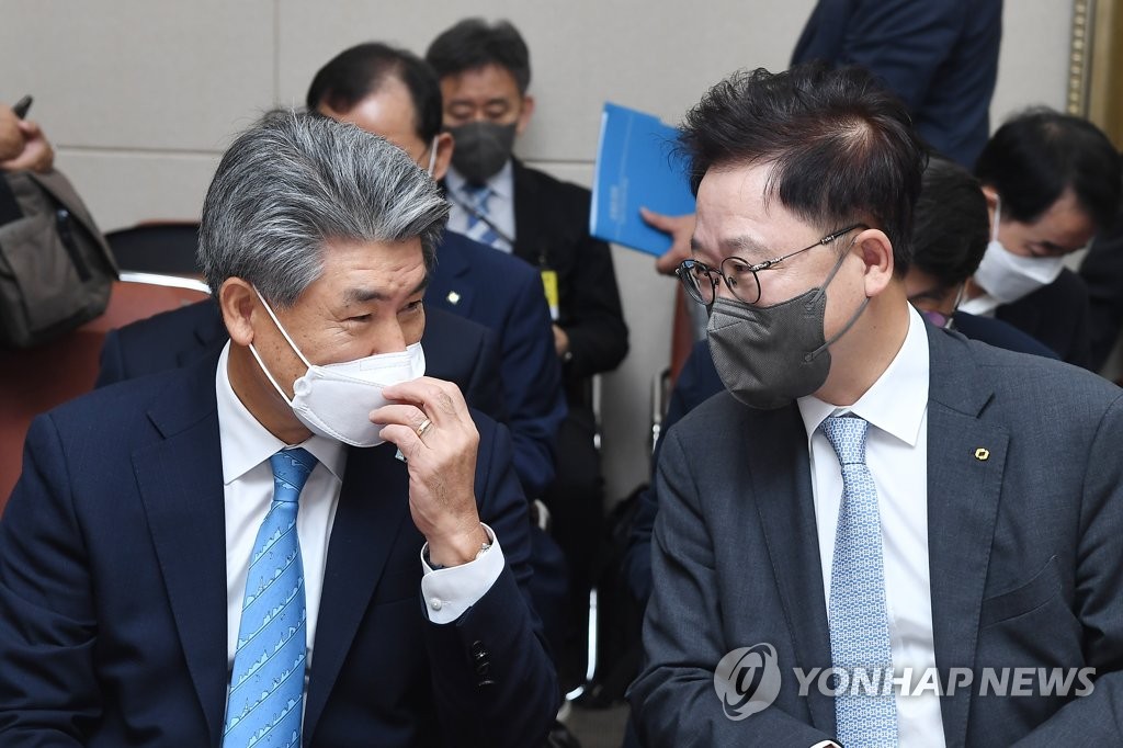 대화하는 강석훈 산업은행 회장과 윤종원 기업은행장