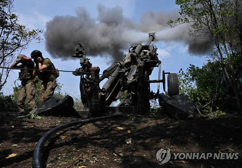 하르키우 전선서 M777 곡사포 발사하는 우크라이나군