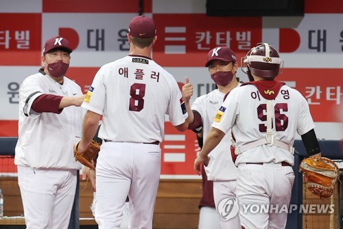 In this file photo from Aug 2, 2022, Tyler Eppler of the Kiwoom Heroes (C) is greeted by his coaching staff after completing the top of the sixth inning of a Korea Baseball Organization regular season game against the SSG Landers at Gocheok Sky Dome in Seoul. (Yonhap)