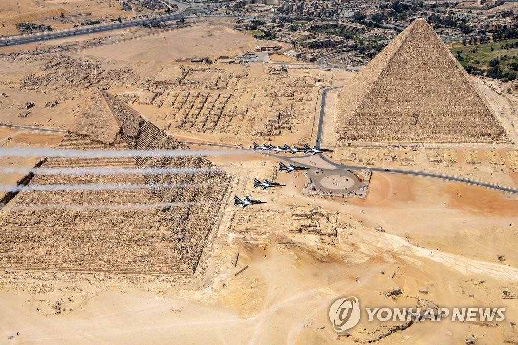 피라미드 상공서 비행하는 블랙이글스
