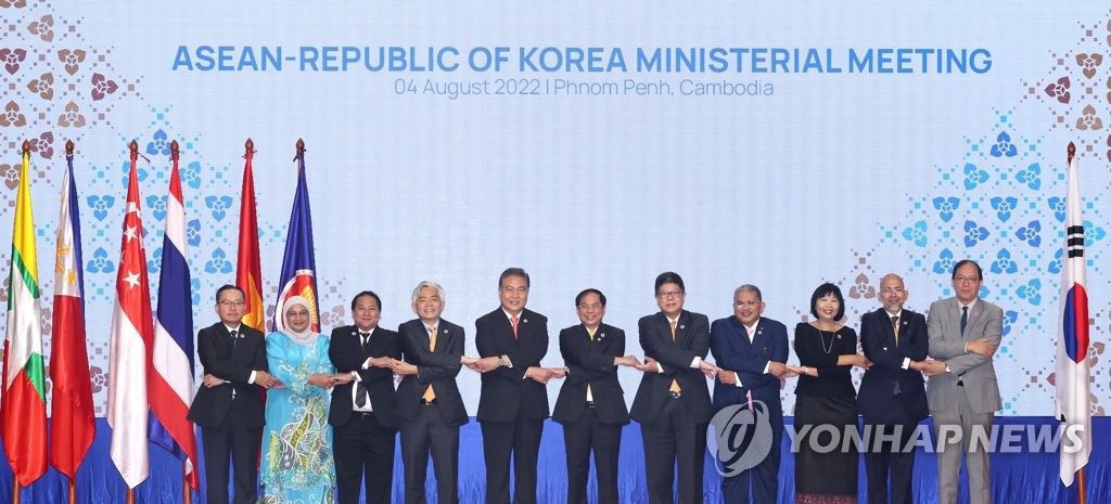 South Korean Foreign Minister Park Jin (5th from L) and representatives from the Association of Southeast Asian Nations (ASEAN) pose for a photo during their meeting in Phnom Penh on Aug. 4, 2022. (Yonhap) 