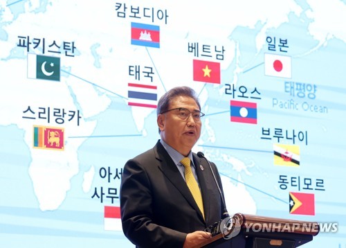South Korean Foreign Minister Park Jin speaks to reporters in Phnom Penh on Aug. 5, 2022. (Yonhap)