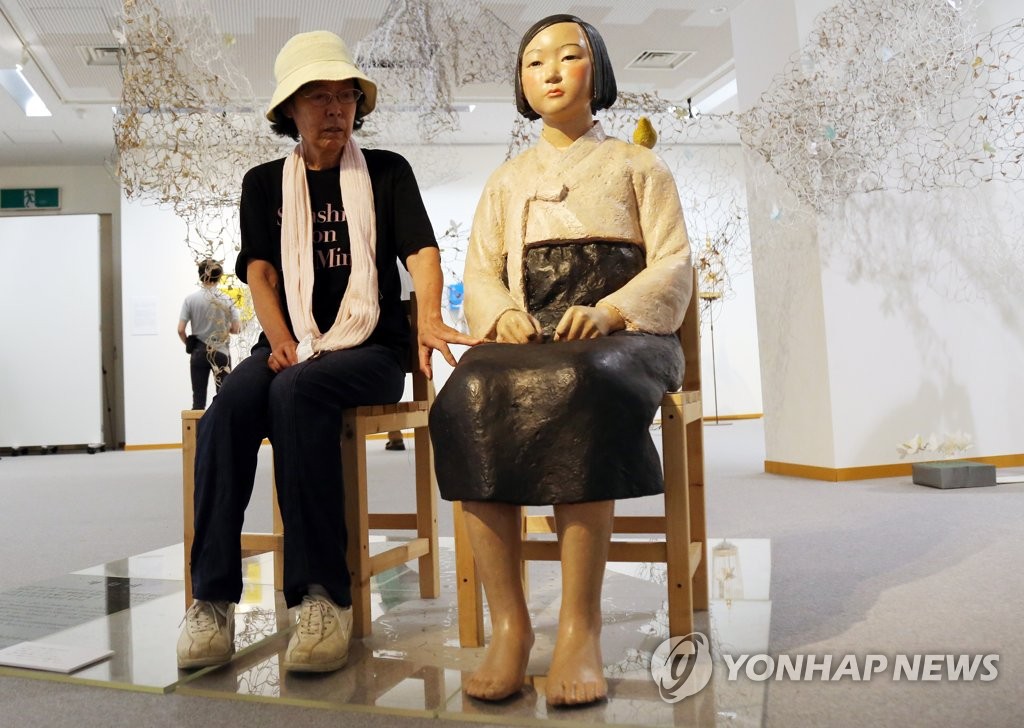 일본에 전시된 소녀상…나란히 앉아서 감상