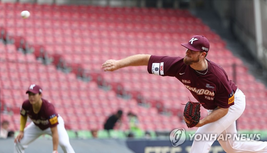 In this file photo from Aug. 7, 2022, Tyler Eppler of the Kiwoom Heroes pitches against the LG Twins during a Korea Baseball Organization regular season game at Jamsil Baseball Stadium in Seoul. (Yonhap)