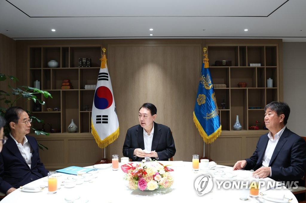 El presidente surcoreano, Yoon Suk-yeol (centro), dialoga con el primer ministro, Han Duck-soo (izda.), durante su reunión semanal mantenida, el 8 de agosto de 2022, en la oficina presidencial, en Seúl. A la derecha figura el jefe del personal presidencial, Kim Dae-ki. (Foto cortesía de la Oficina Presidencial de Yongsan. Prohibida su reventa y archivo)