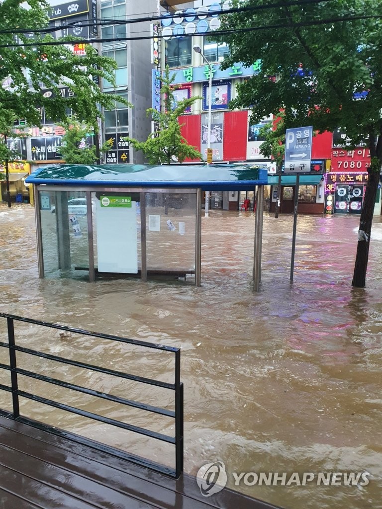 7 قتلى و6 مفقودين بسبب الأمطار الغزيرة في سيئول وإقليم كيونغكي - 3