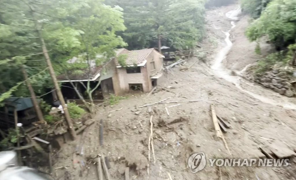 산사태로 뒤덮인 남한산성로