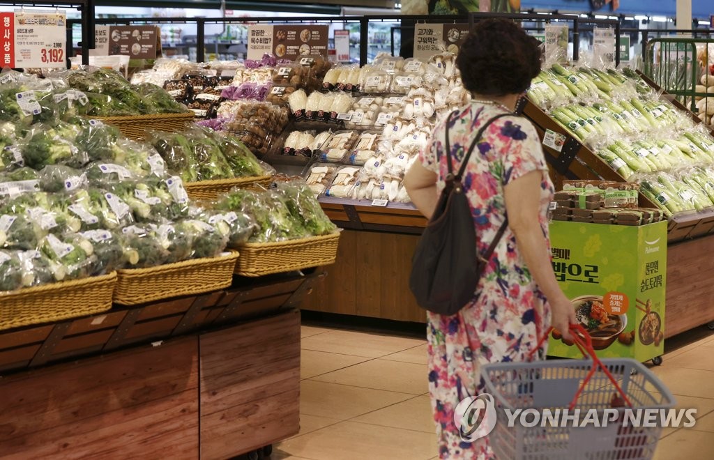 This file photo, taken Aug. 9, 2022, shows a citizen shopping for groceries at a discount store in Seoul amid high inflation. (Yonhap)