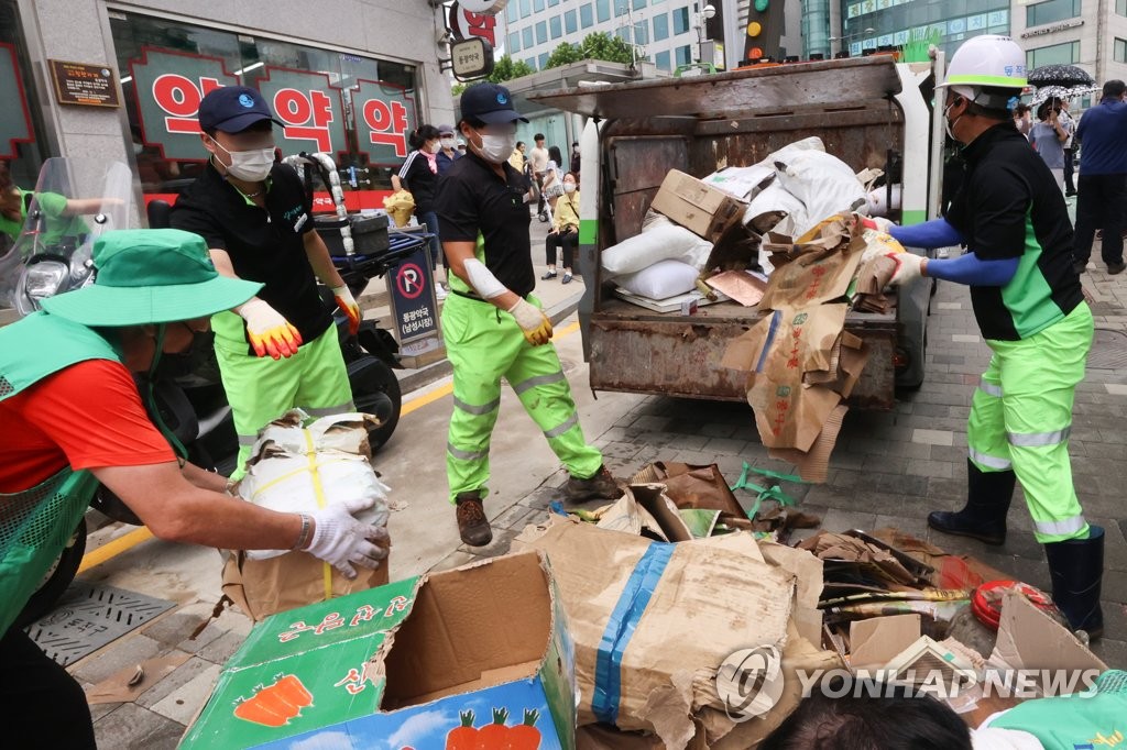 남성사계시장, 폭우로 발생한 쓰레기 정리