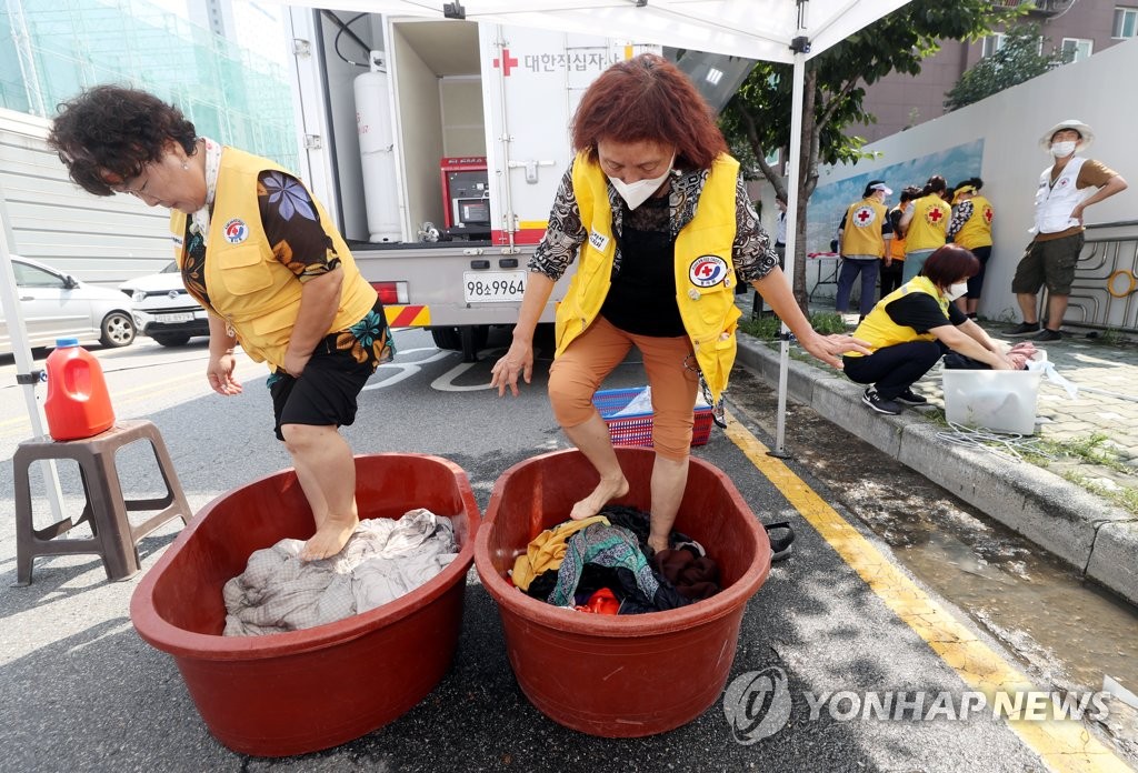 '수해 흔적 사라진 이불'…빨래 돕는 자원봉사자들