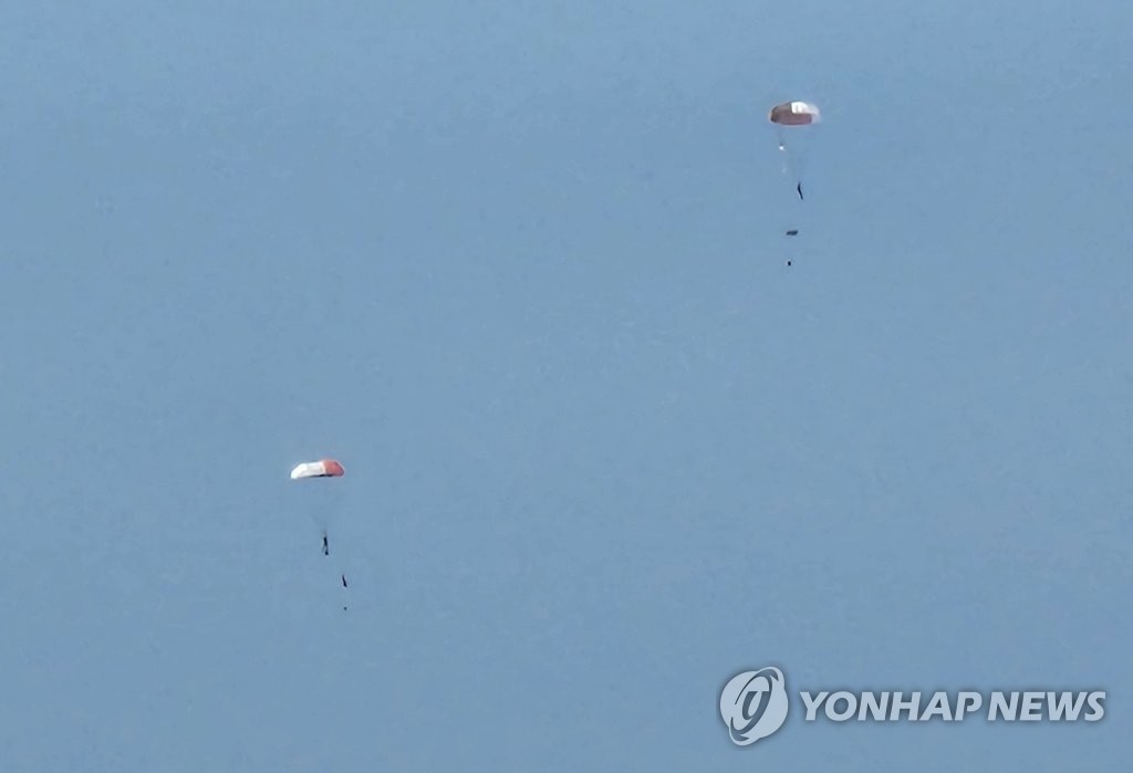 Les deux pilotes du chasseur F-4E ont déployé leur parachute après leur éjection réussie, le vendredi 12 août 2022. (Photo prise par Lee Sang-yoon, un lecteur. Revente et archivage interdits)