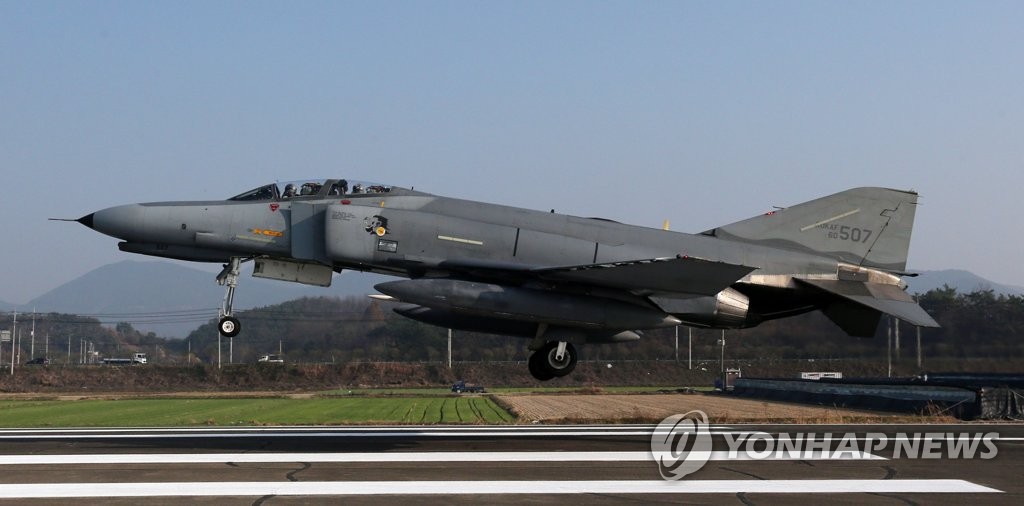 Le chasseur F-4E lors d'un vol d'entraînement à Changnyeong dans la province du Gyeongsang du Sud en décembre 2015. (Photo d'archives Yonhap) 