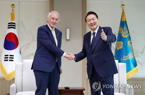 Yoon, U.S. senator meet to discuss alliance