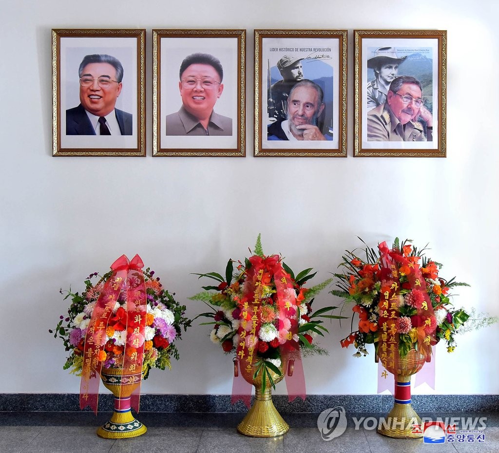 Esta fotografía de archivo, publicada por la Agencia Central de Noticias de Corea del Norte, oficial de Corea del Norte, el 15 de agosto de 2023, muestra las fotografías colgadas en la Embajada de Cuba en Pyongyang del difunto fundador de Corea del Norte, Kim Il-sung (izq.), el difunto líder Kim Jong-il ( 2do desde la izquierda) y el fallecido presidente cubano Fidel Castro y su hermano Raúl Castro.  (Para uso únicamente en la República de Corea. Sin redistribución) (Yonhap)