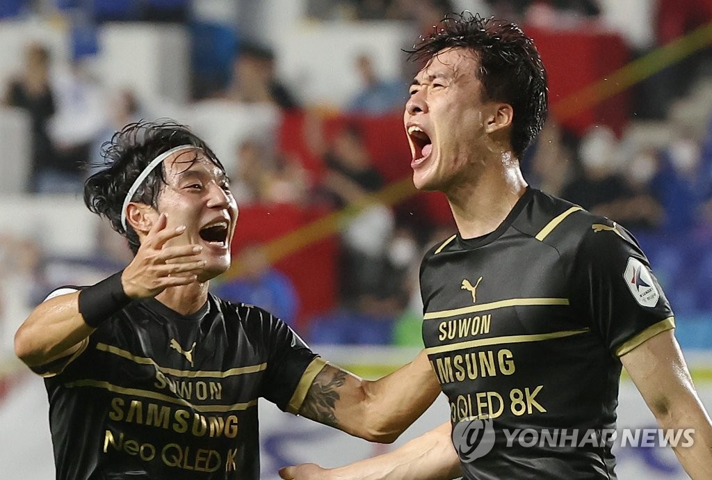 Go Myeog-seok of Suwon Samsung Bluewings (R) celebrates his goal against Seongnam FC during the clubs' K League 1 match at Suwon World Cup Stadium in Suwon, about 35 kilometers south of Seoul, on Aug. 14, 2022. (Yonhap)