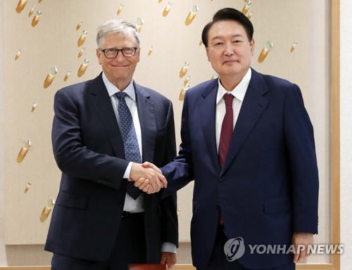 President Yoon Suk-yeol (R) poses for a photo with Microsoft co-founder Bill Gates at the presidential office in Seoul on Aug. 16, 2022. (Pool photo) (Yonhap)