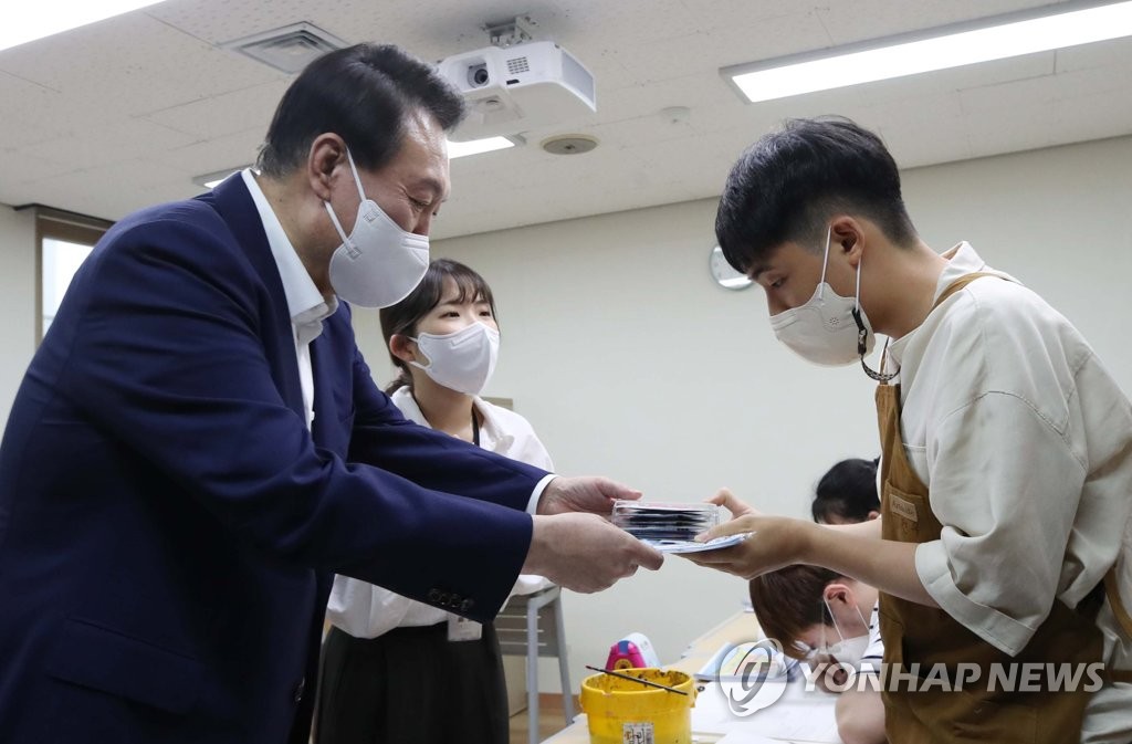 발달장애인 교육생에게 선물 받는 윤석열 대통령