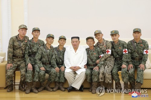 كيم جونغ-أون يكرم جنود للوحدات الطبية
