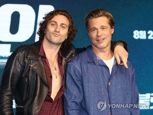 Brad Pitt y Aaron Taylor-Johnson en Seúl