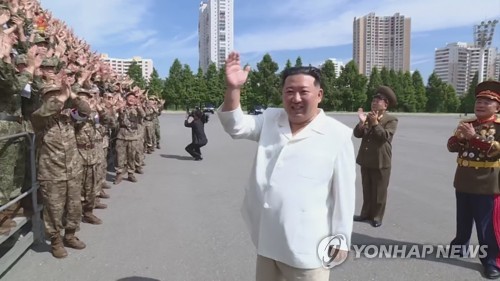 Kim Jong-un con soldados norcoreanos